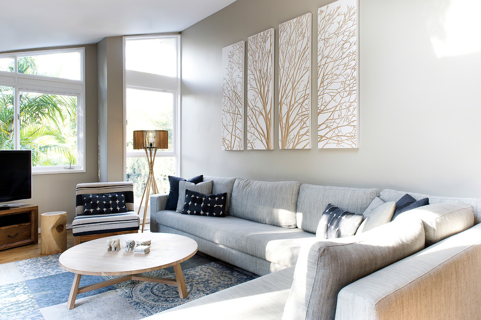 Les canapés d'angle dans le salon ont leurs avantages indéniables : une large gamme de styles, la possibilité de sélectionner un modèle pour une pièce spécifique design et compacité