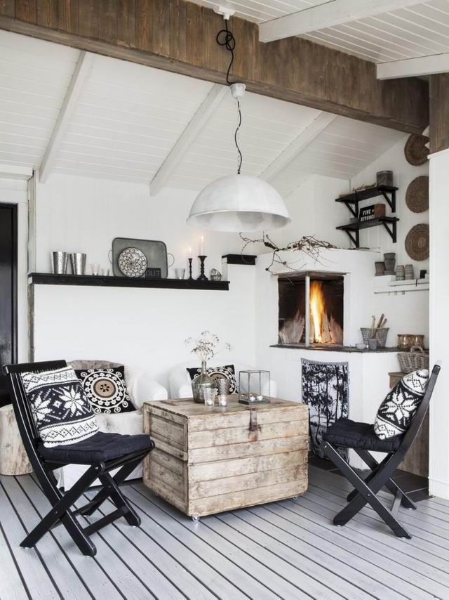 Style scandinave enneigé avec plafond blanc et poutre en bois