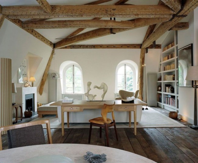 Les poutres en bois peuvent être peintes en contraste ou pour correspondre au plafond, donner n'importe quelle forme graphique, donnant à la pièce un confort, une ambiance et un style particuliers