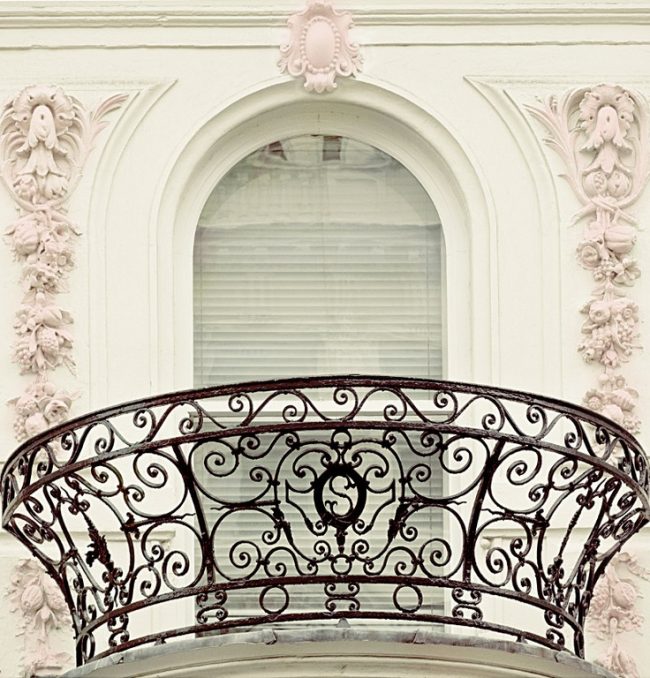 Un balcon élégant, beau et bien entretenu vous aidera à exprimer votre individualité, à créer votre propre style et à donner un charme particulier à votre maison ou votre appartement.