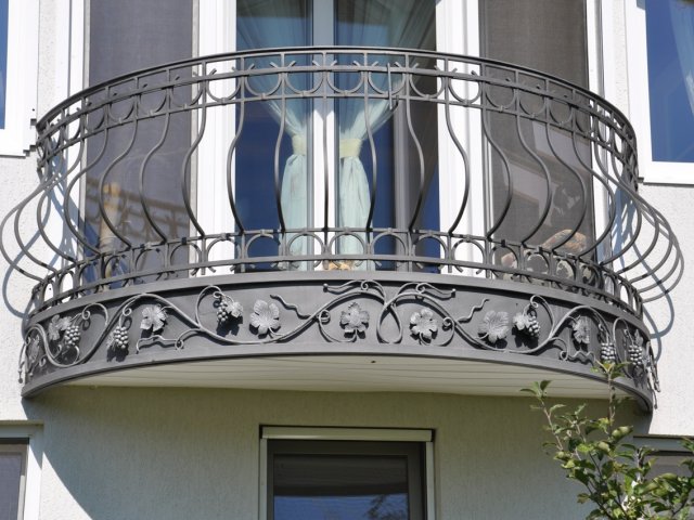Pour souligner votre statut ou exprimer votre individualité, parmi de nombreux balcons vitrés du même type, vous pouvez utiliser un balcon en fer forgé 