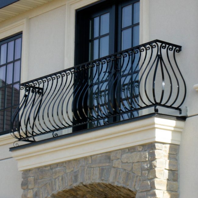 Un balcon en fer forgé sera une excellente option, à la fois pour un appartement et pour votre propre maison, car il vous aidera à mettre à jour ou à changer la façade de la maison.