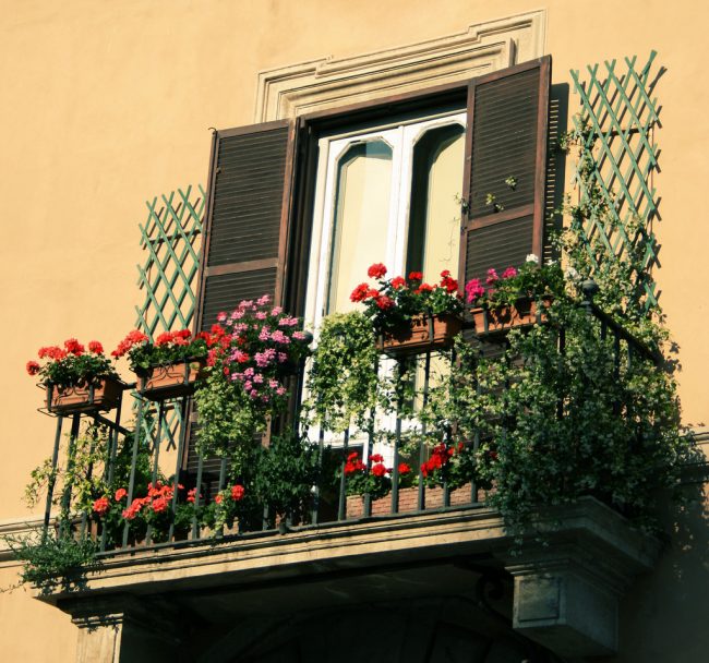 Un balcon lumineux, moderne et bien entretenu est un signe de bon goût chez les propriétaires de la maison, la façade crée la première impression des propriétaires et de leurs goûts 