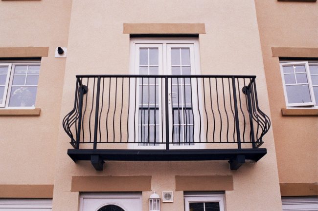 En choisissant un balcon pour votre appartement, vous devez porter une attention particulière non seulement à la couleur et au style du produit forgé, mais également aux matériaux utilisés dans sa fabrication.