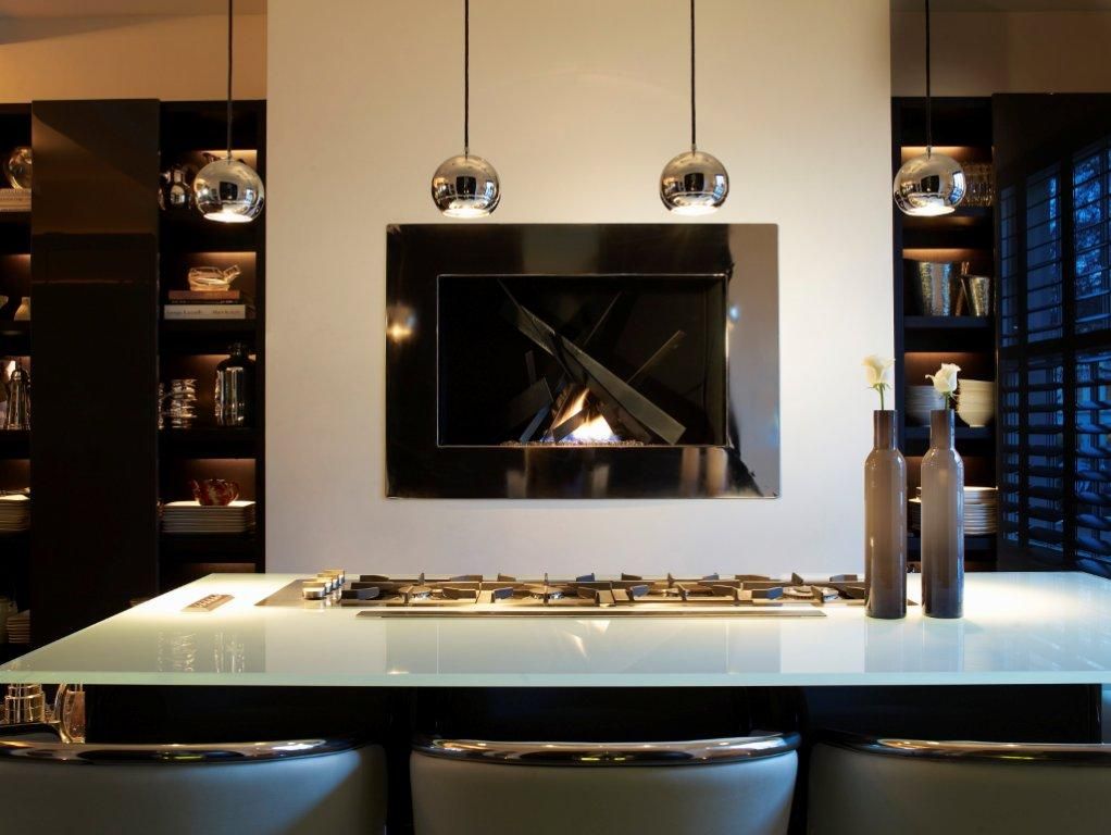 Cheminée bio intégrée dans un cadre noir brillant - un détail moderne pour la conception de votre cuisine