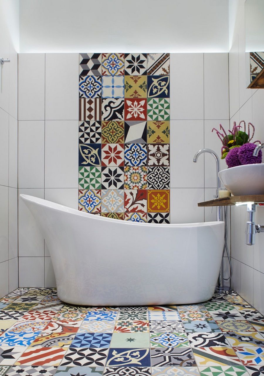 Les carreaux multicolores dans la salle de bain ajoutent une touche d'espièglerie