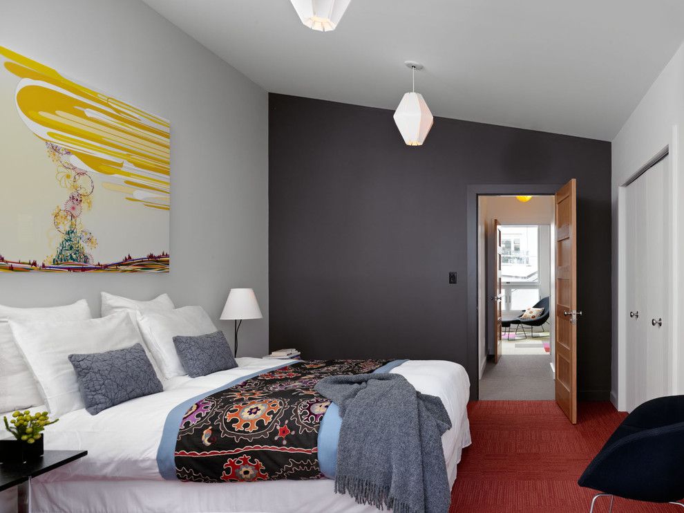 Combinaison de couleurs spectaculaire de mur noir et tapis rouge dans la chambre