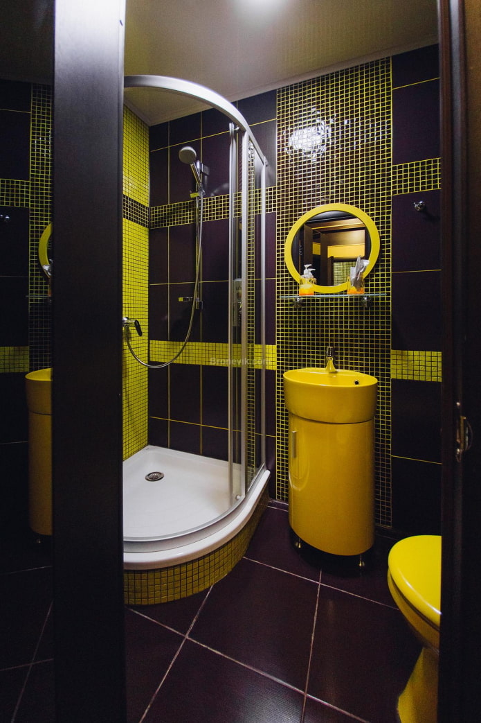 salle de bain noir et jaune