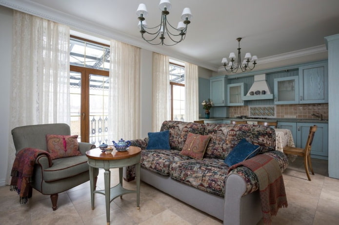 rideaux dans le salon dans le style provençal