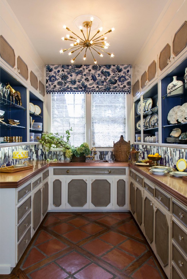 En général, il n'est pas habituel d'utiliser des couleurs bleu et bleu pour décorer la cuisine, mais de petits accents de bleu foncé sur les façades des armoires, comme sur la photo, sont généralement tout à fait appropriés.  Et, bien sûr, le motif bleu et blanc de la porcelaine hollandaise est toujours populaire.