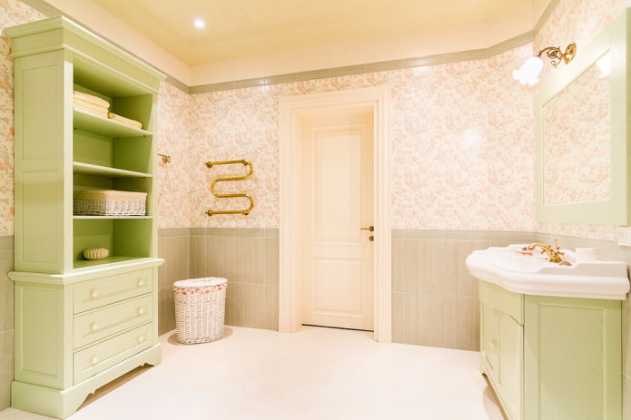 Etagère et meuble dans une salle de bain provençale