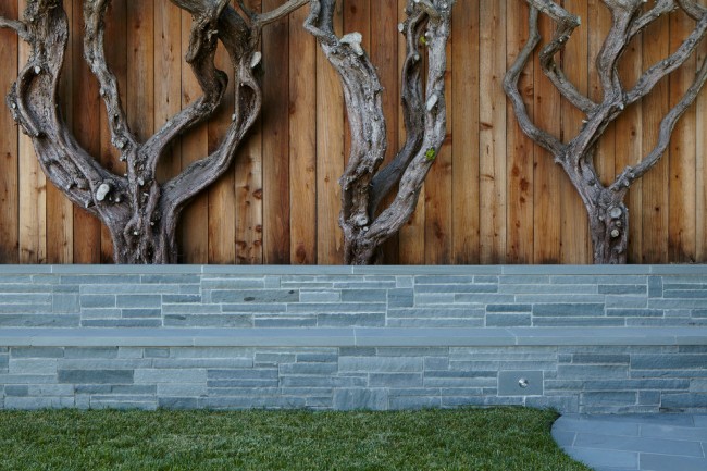 Clôture combinée en pierre décorative et clôtures en bois