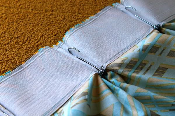 Les crochets peuvent être cachés derrière le tissu, et une bande de rideau spéciale peut être attachée au bord du rideau, dans laquelle se trouvent des cordons qui agissent comme des boucles