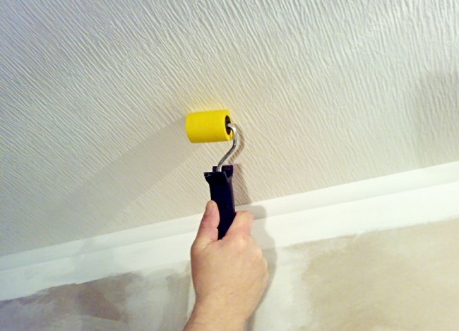 Rouleau pour coller du papier peint au plafond