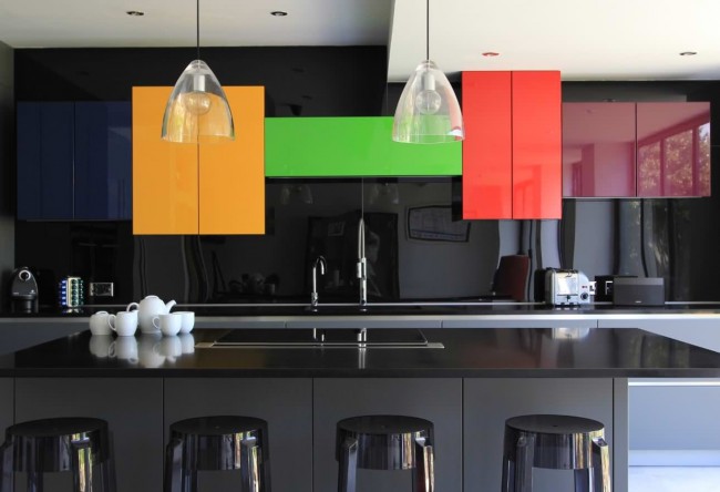 Blocage des couleurs dans une cuisine aux façades brillantes