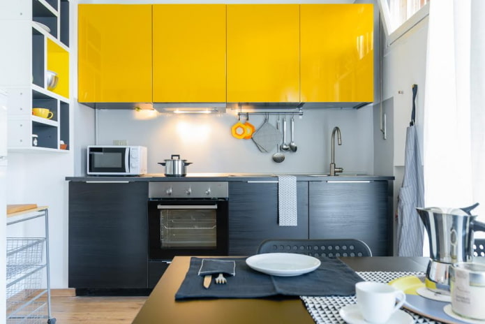 intérieur de cuisine aux couleurs noir et jaune