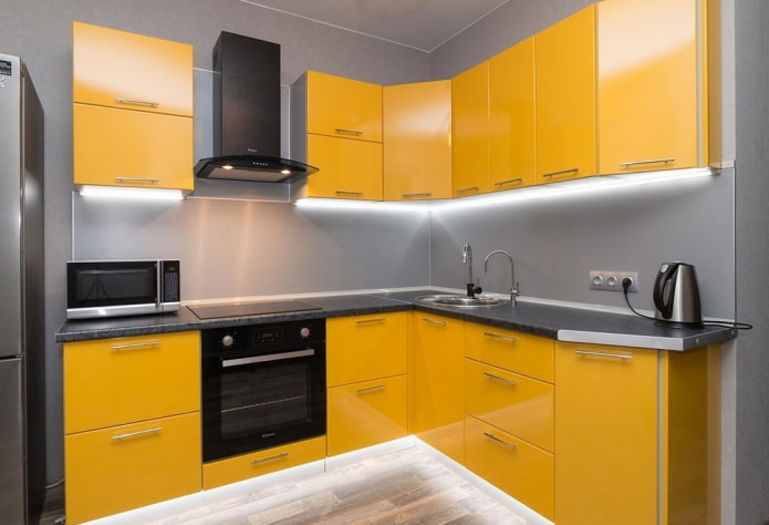 intérieur de cuisine dans des tons jaune-gris
