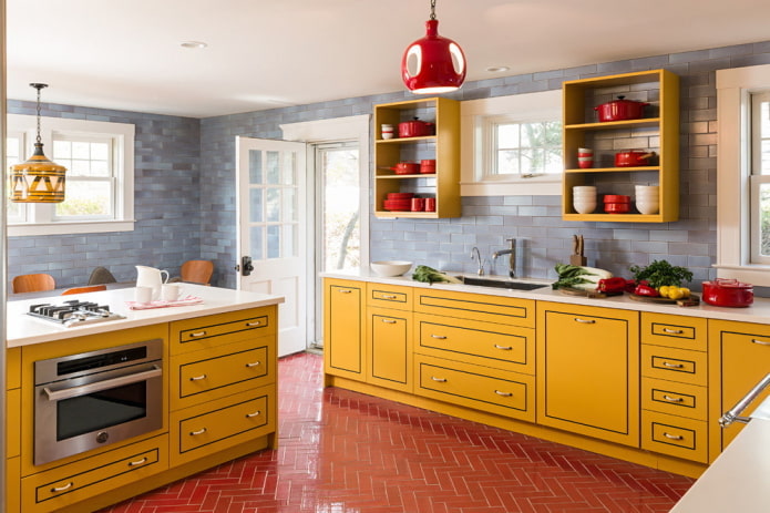 intérieur de cuisine aux couleurs jaunes et rouges
