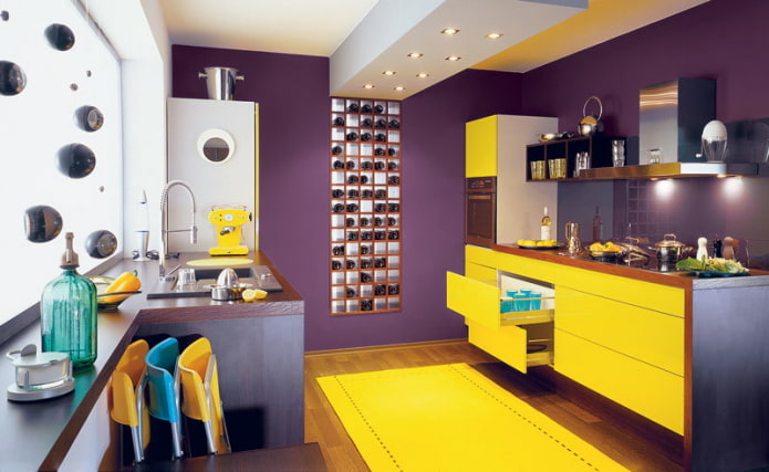 intérieur de cuisine dans des tons jaune-violet