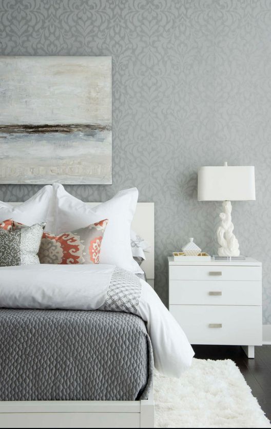 Chambre dans les tons gris et blancs : une image qui s'intègre parfaitement à l'intérieur de la pièce