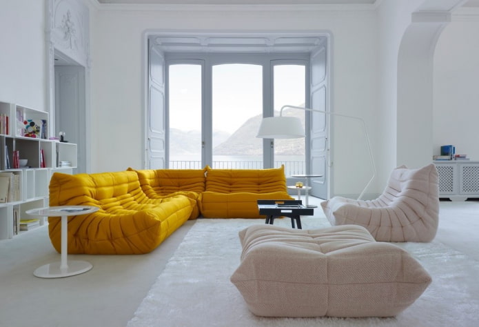canapé de couleur jaune vif à l'intérieur