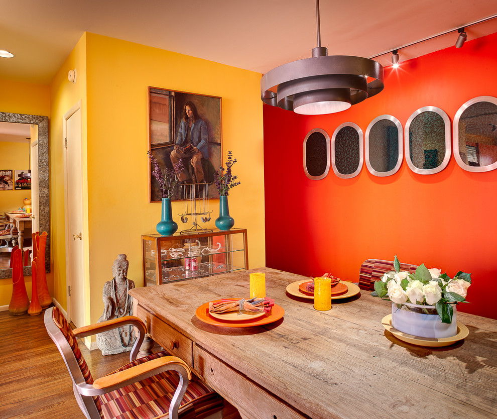 Belle combinaison de couleurs jaunes et rouges à l'intérieur de la cuisine