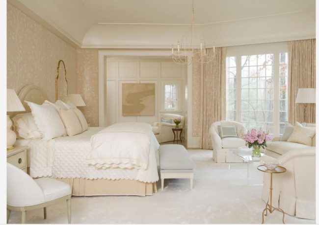 Chambre à coucher française avec une partie rembourrée en forme de canapé et un ensemble de fauteuils moelleux