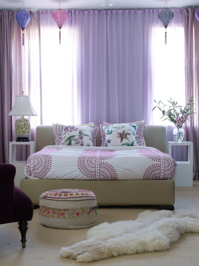 rideaux lilas à l'intérieur de la chambre