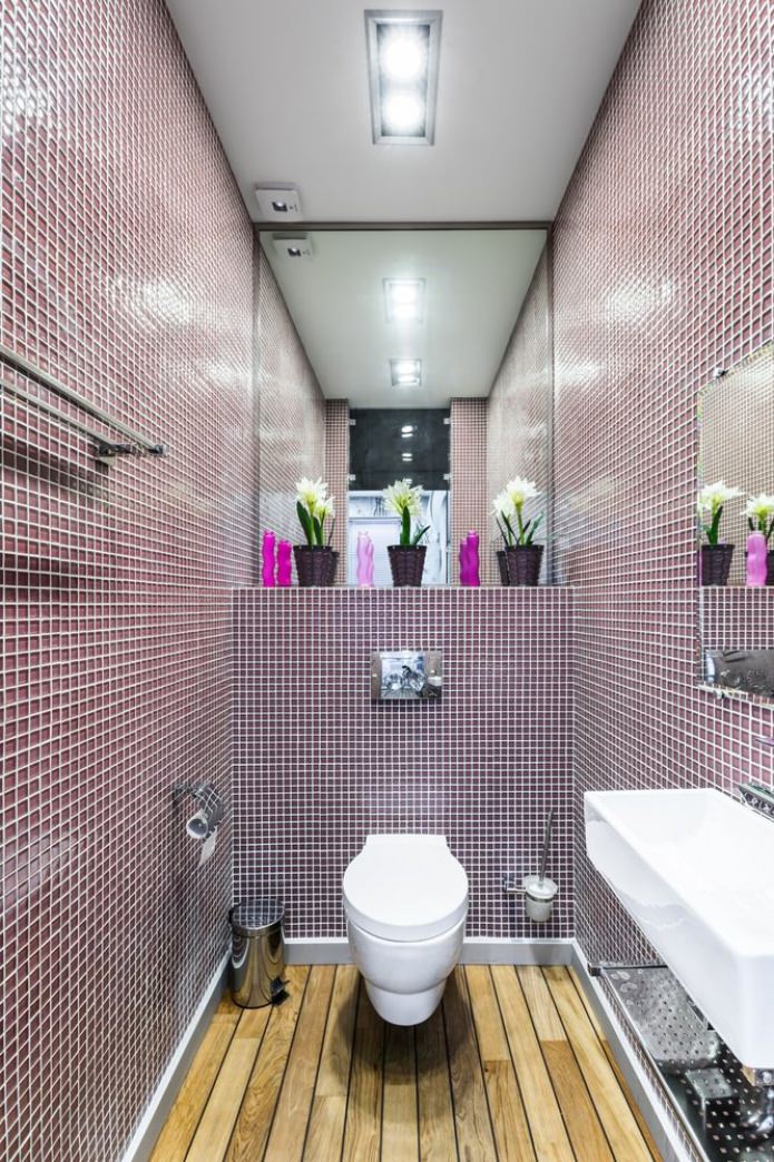 mosaïque violette dans la salle de bain