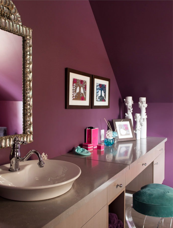 murs violets dans la salle de bain