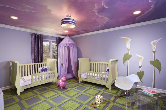 chambre pour nouveau-nés dans des tons violets