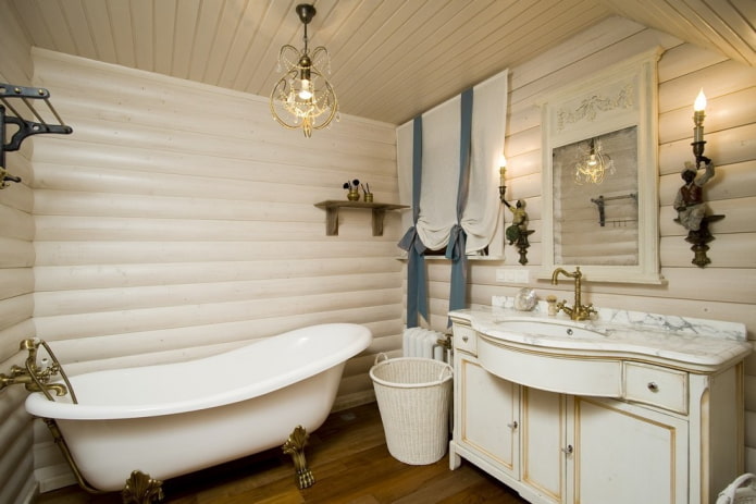 rideaux courts dans la salle de bain dans une maison en bois