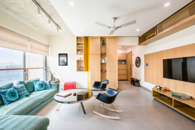 Salon de style moderne avec des meubles polyvalents