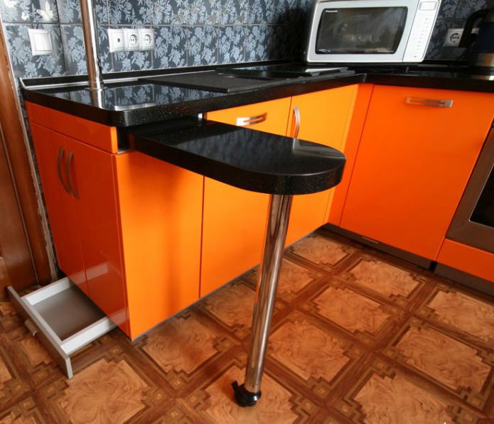 comptoir de bar coulissant dans une petite cuisine