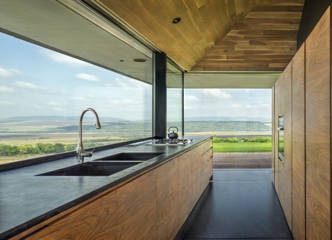 La seule décoration de cette cuisine est la vue imprenable à plat depuis les fenêtres panoramiques.