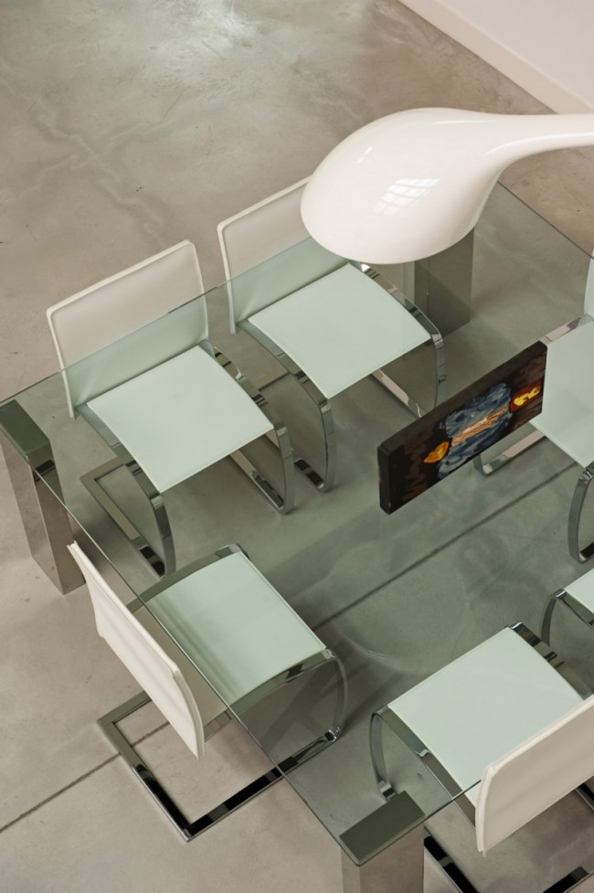 Plateau de table en verre entièrement transparent pour 8 personnes - un modèle de simplicité et d'élégance