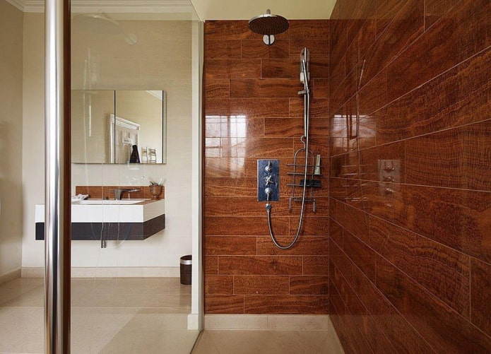 salle de douche avec carrelage effet bois à l'intérieur de la salle de bain