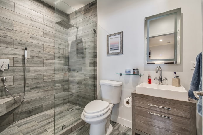 salle de douche avec carrelage effet bois à l'intérieur de la salle de bain