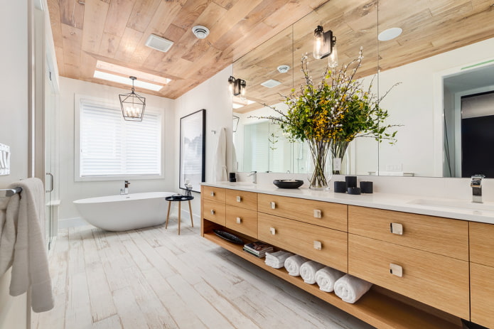 carreaux de plafond en bois à l'intérieur de la salle de bain