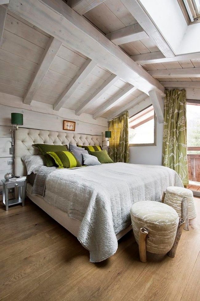 Lucarne inclinée avec rideaux olive dans une petite chambre confortable
