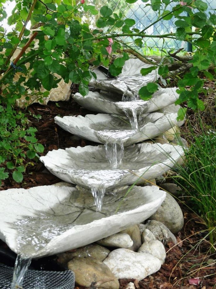 Fontaine faite de feuilles de béton