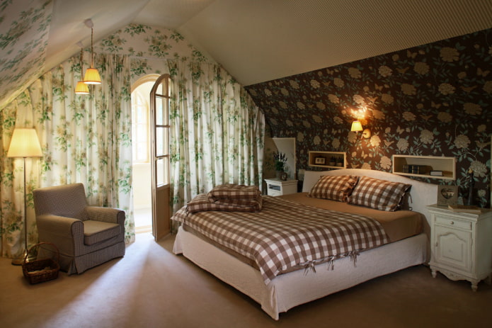 textiles et décoration dans la chambre dans un style campagnard