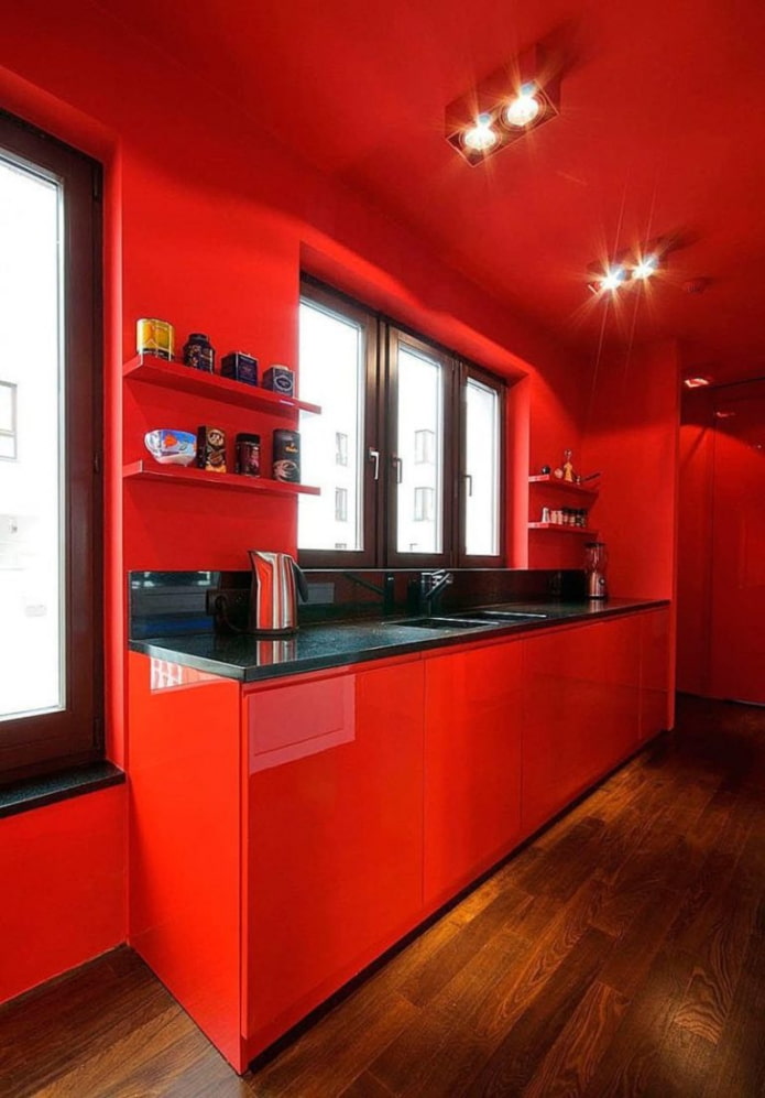 murs rouges à l'intérieur de la cuisine