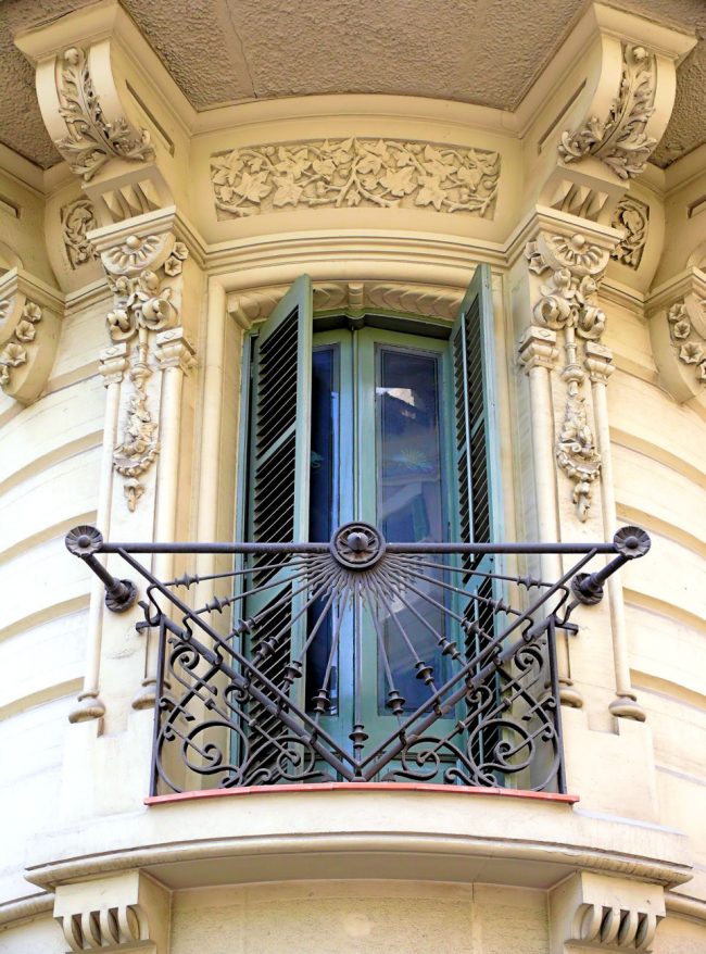 Un balcon joliment décoré avec goût sera non seulement confortable et pratique à l'intérieur, mais ravira également vos invités et les passants par son aspect extérieur.