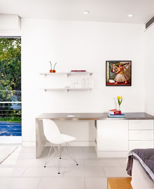 Table blanche élégante dans un design minimaliste