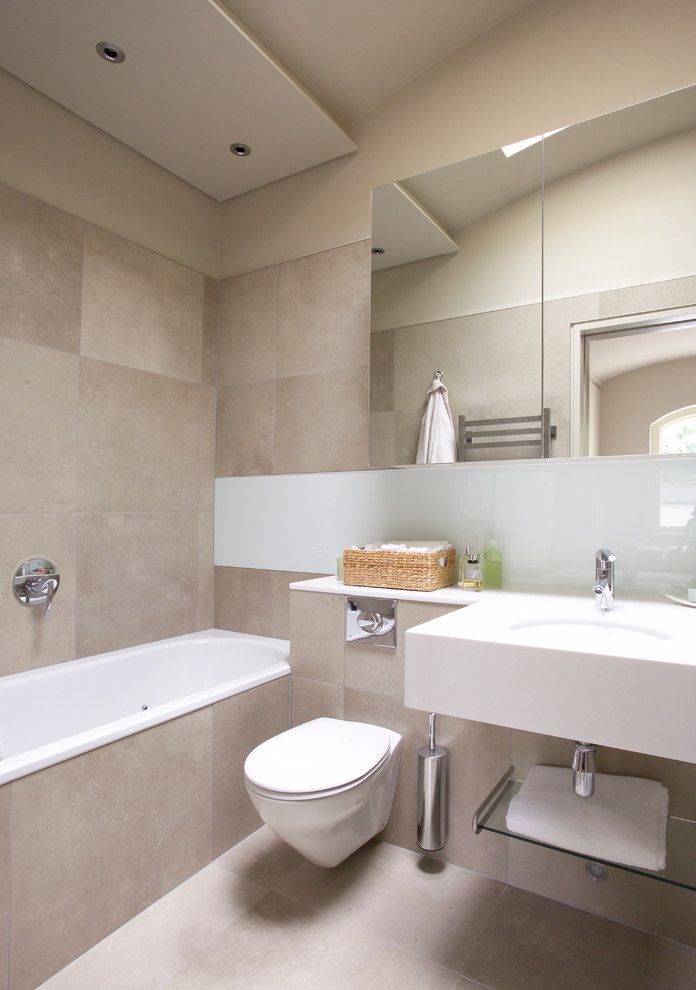 Décoration de salle de bain avec des carreaux de couleur sable clair