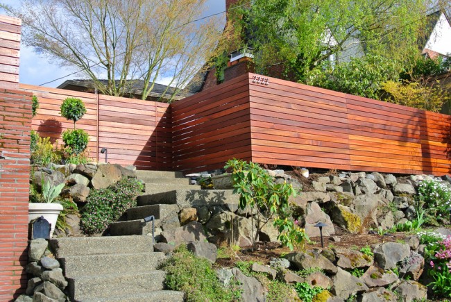 Espace maison paysagé agrémenté d'une belle clôture en bois