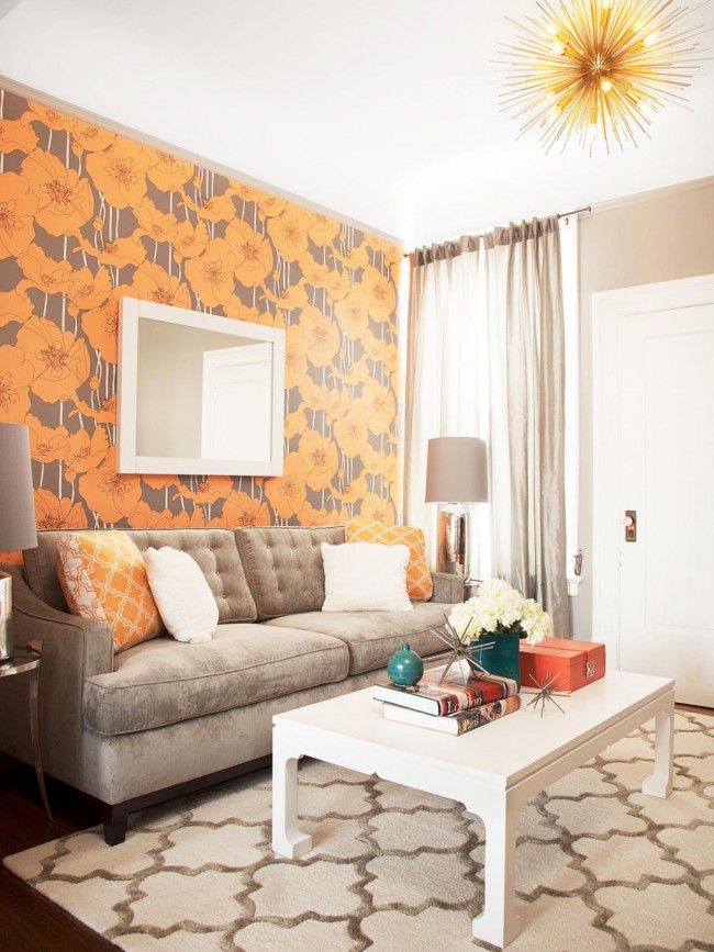 Salon confortable et très chaleureux avec papier peint lumineux aux motifs floraux en orange sur un des murs