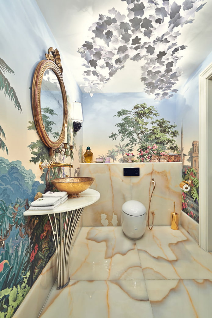 toilettes décorées avec du papier peint 3D dans un style tropical
