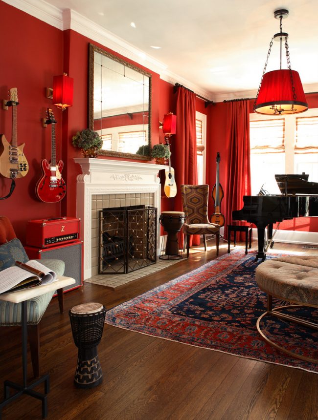 Des murs rouges vifs et contrastés parfaitement mis en place pour une ambiance créative et positive